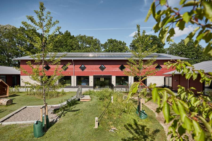 Dänemarks erster CO₂-neutraler Kindergarten, mit Stahlprofilen verkleidet, Børnehuset Grønnegården, Transformervej 3, 2860 Søborg